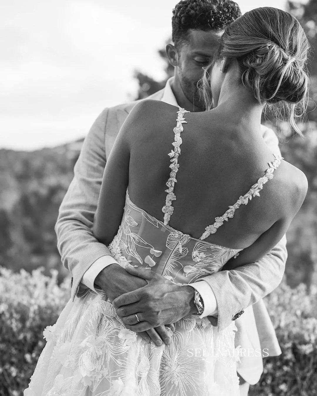 Chic A-line Spaghetti Straps 3D Floral Lace Wedding Dress Rustic Bridal Gowns JKW202