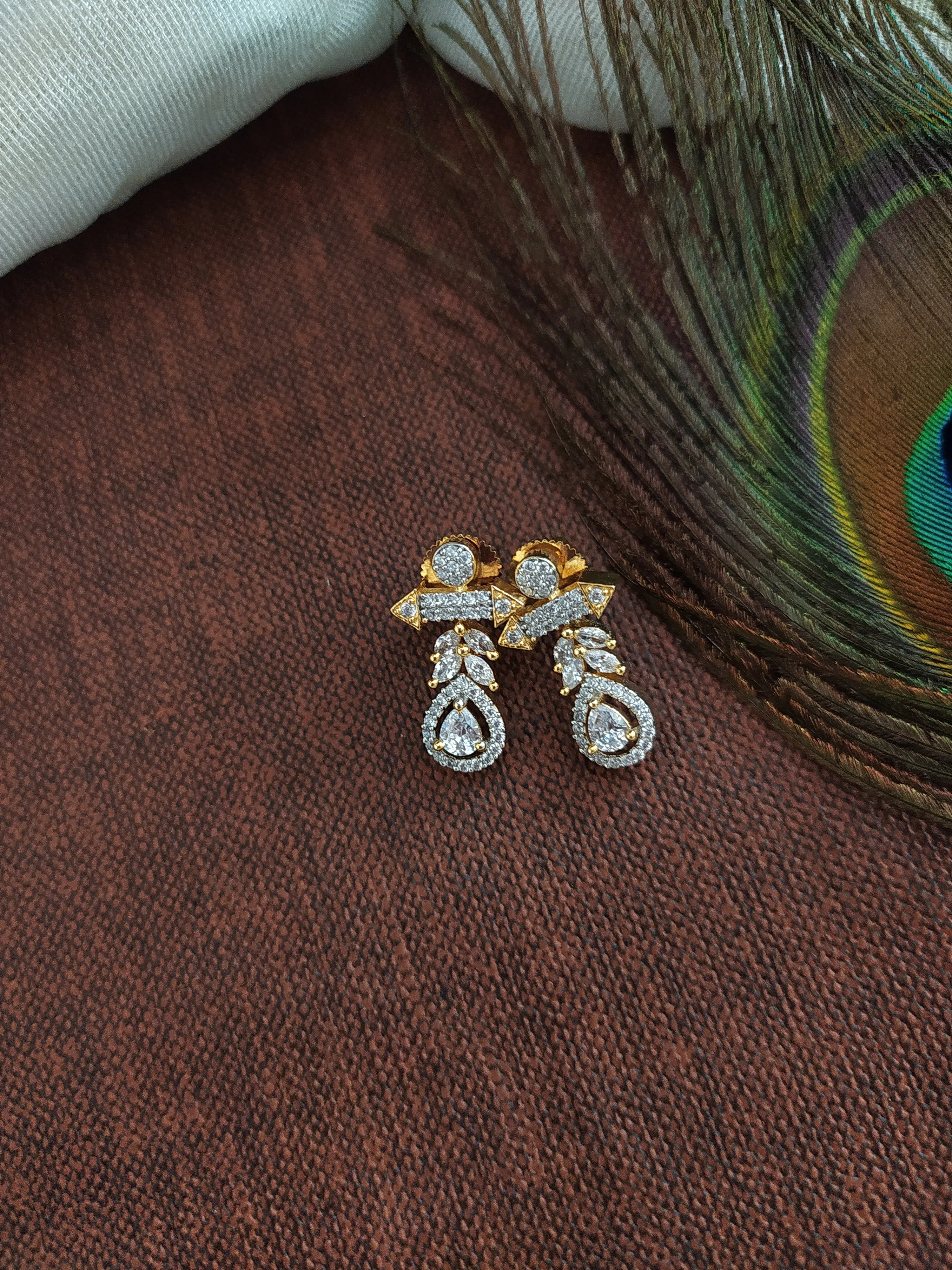 Classic and Stylish Zircon Pendant Set