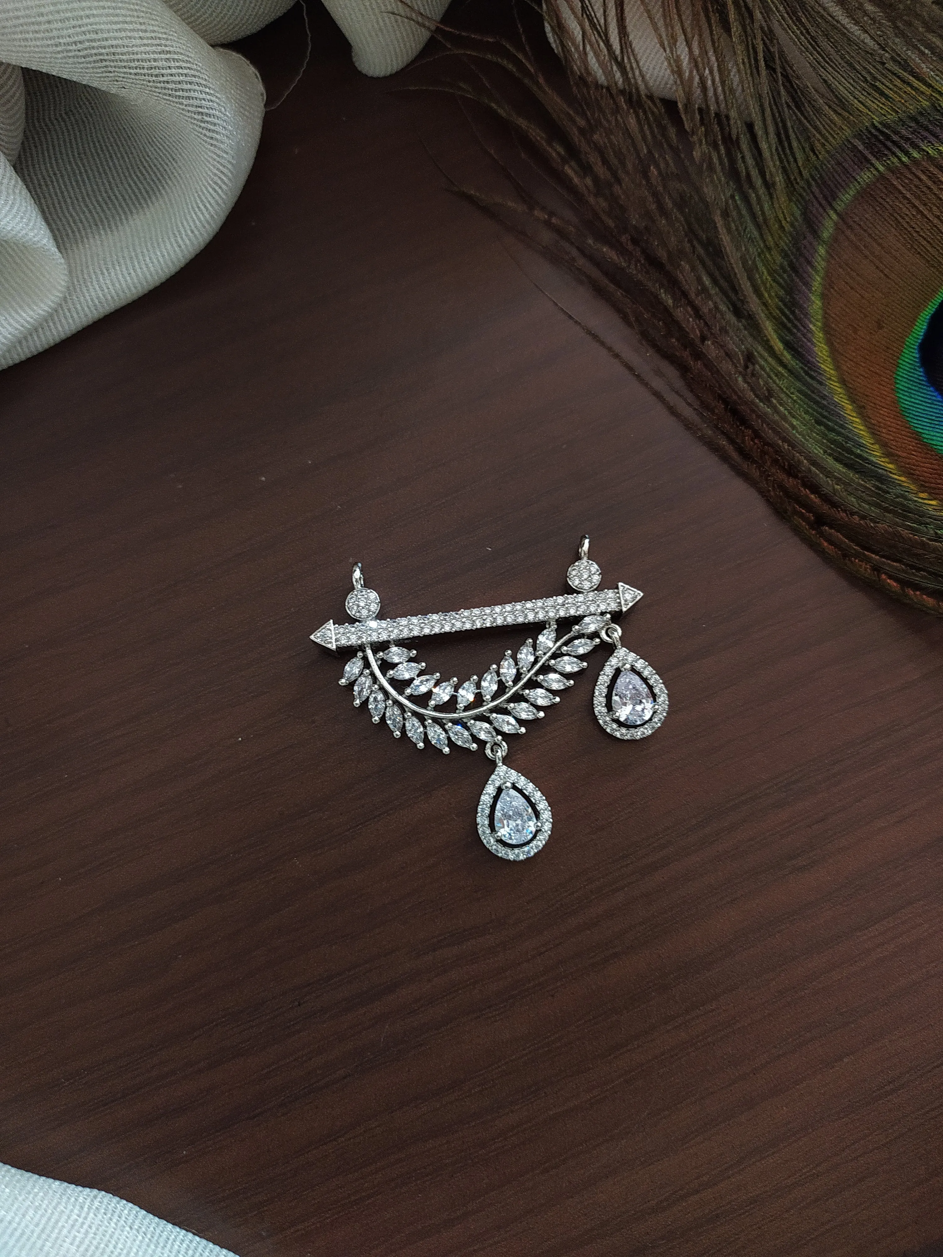 Classic and Stylish Zircon Pendant Set