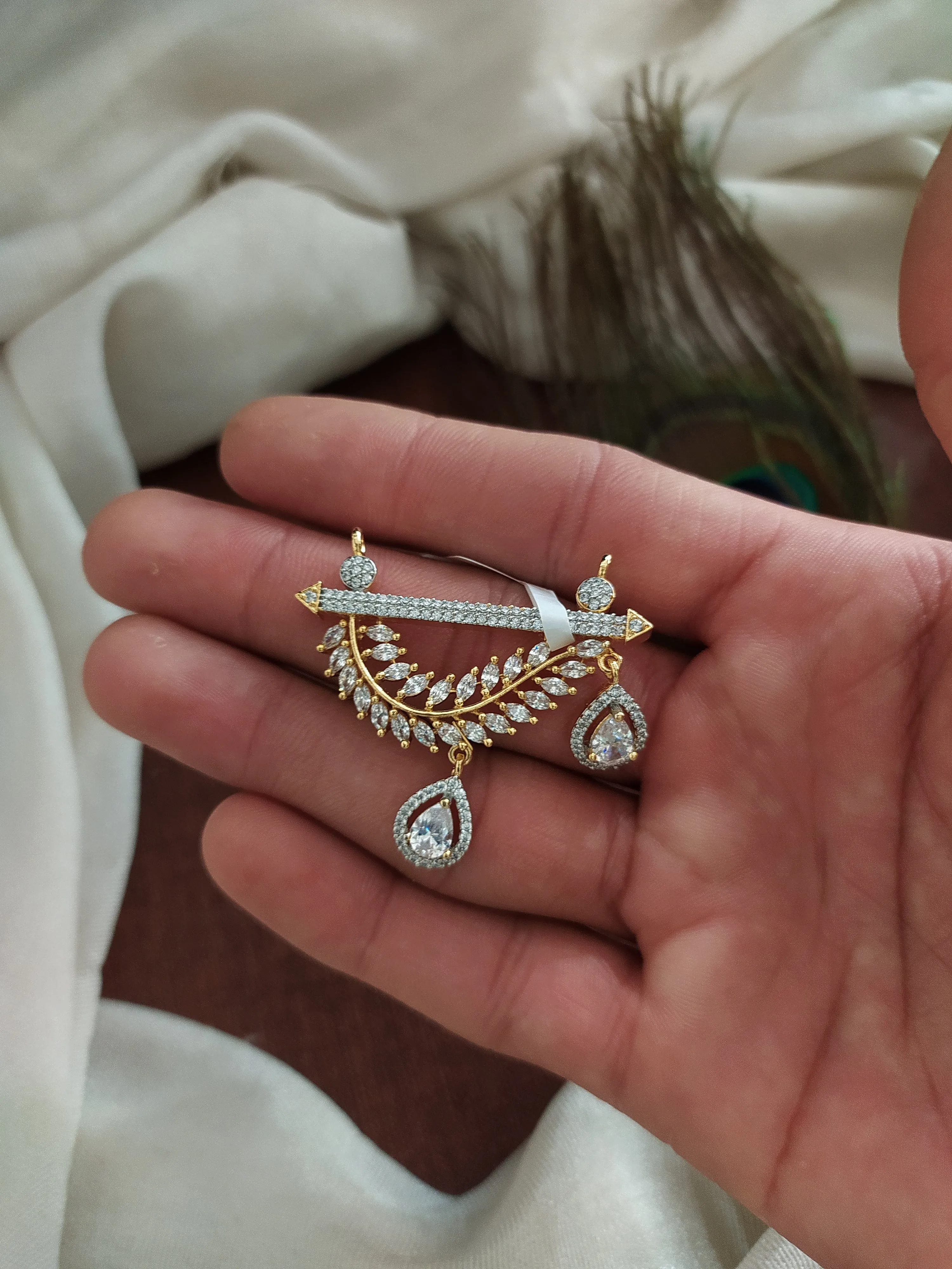 Classic and Stylish Zircon Pendant Set