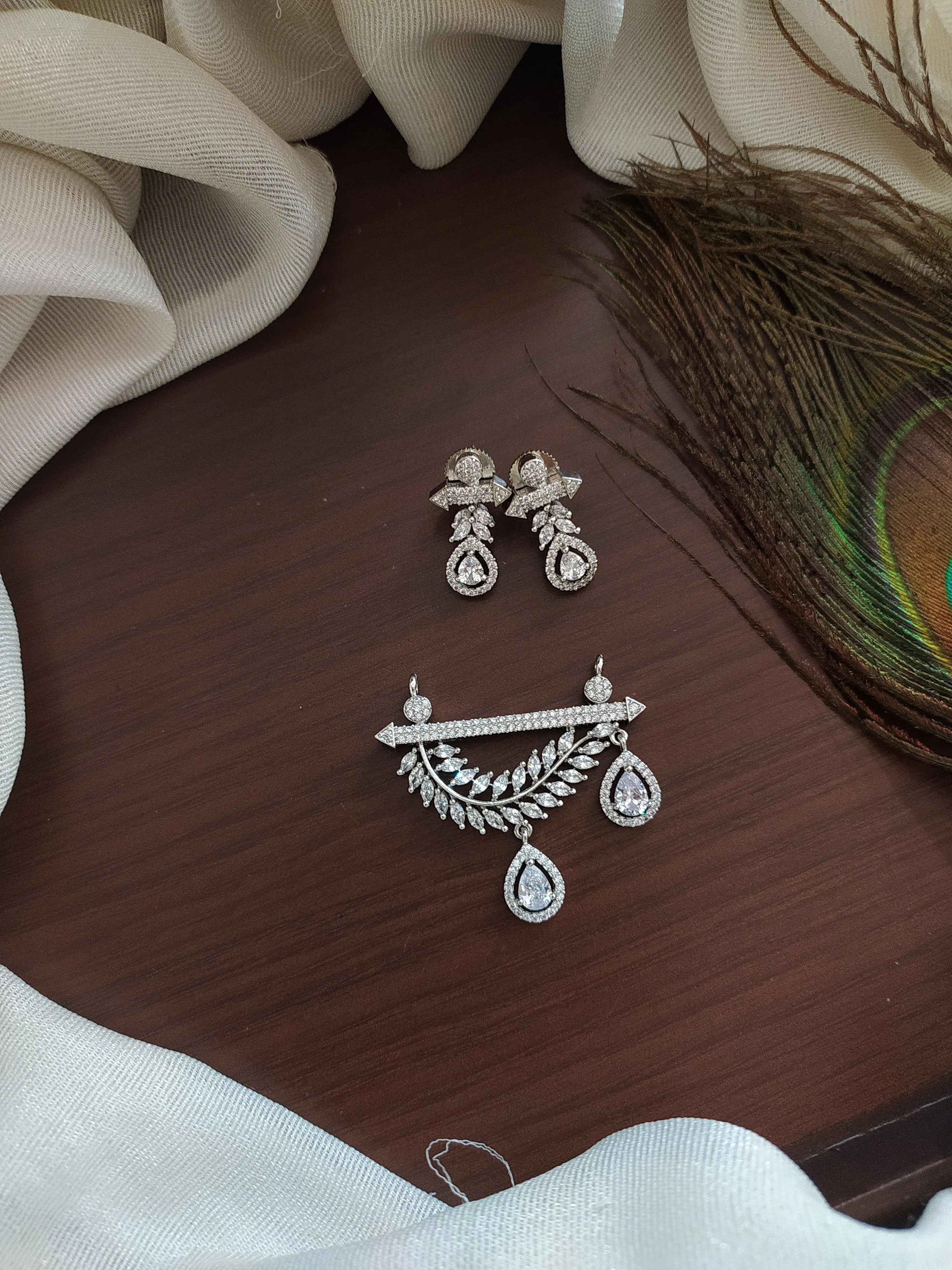 Classic and Stylish Zircon Pendant Set